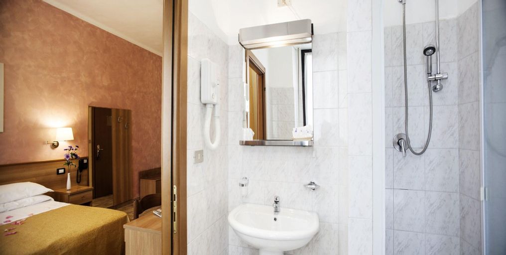Bedroom 4, Hotel Astor, Torino
