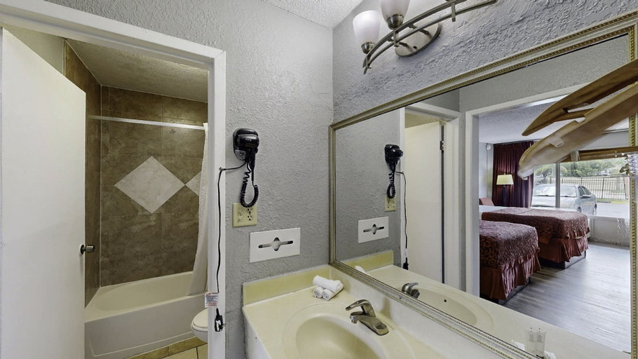 Bathroom 5, Days Inn by Wyndham Orlando Downtown, Orange