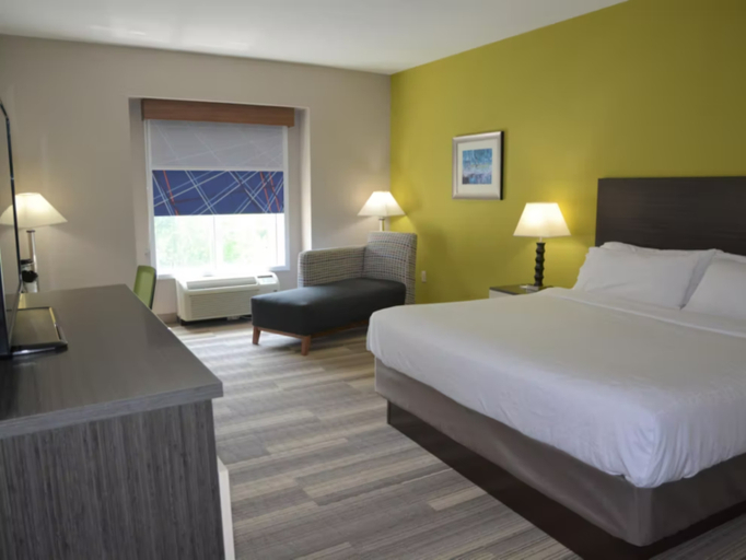 Bedroom 2, Holiday Inn Express & Suites CARYVILLE by IHG, Campbell