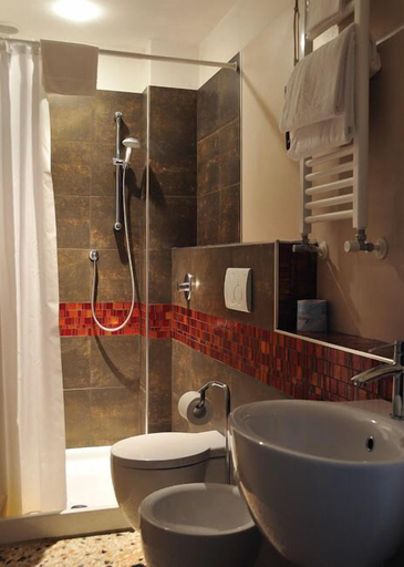 Bathroom 4, Ai Bareteri, Venezia