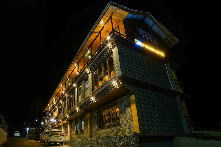 Exterior & Views