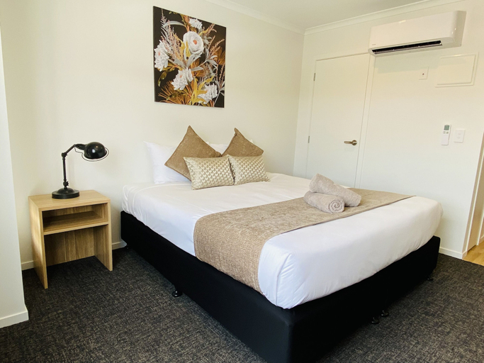 Bedroom 3, Norton Motel, Hamilton