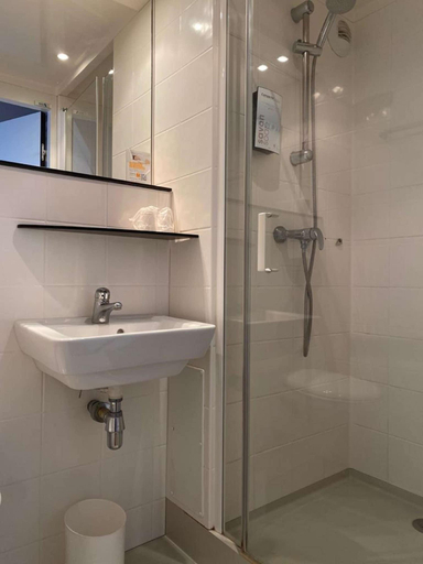 Bathroom 4, Premiere Classe Roissy - Aéroport CDG - Le Mesnil, Seine-et-Marne
