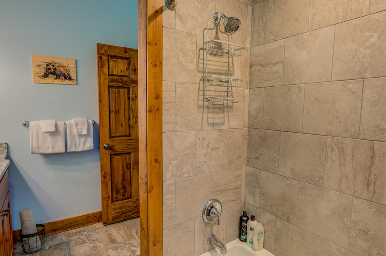 Bathroom 3, Barnes on Boundary Unit A, Gallatin