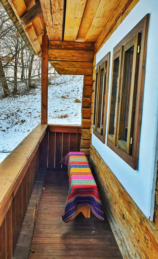 Public Area 2, Vatra Boiereasca Cacica, Partestii De Sus