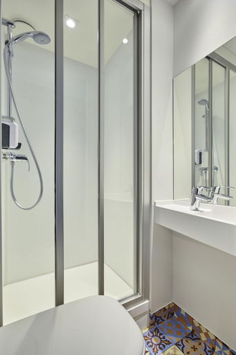Bathroom, hotelF1 Bretigny Sur Orge, Essonne