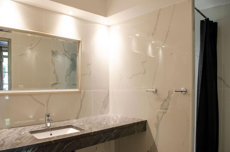 Bathroom 3, ChÃ¢teau Hermitage de Combas, Hérault