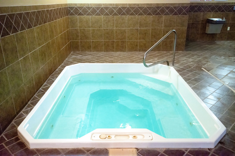 Bathroom 5, Holiday Inn Express DEVILS LAKE by IHG, Ramsey
