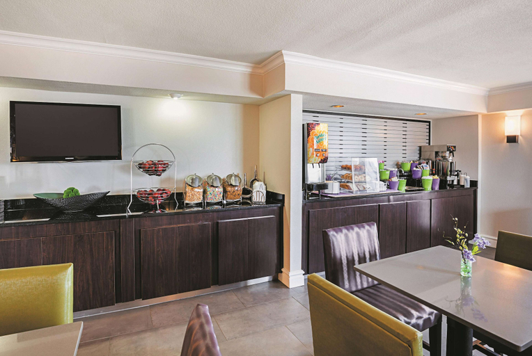 Food & Drinks 5, Wingate by Wyndham Galveston Beachfront at the Seawall, Galveston
