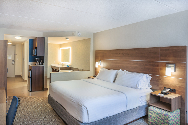 Bedroom 2, Holiday Inn Express & Suites BELLEVILLE by IHG, Hastings