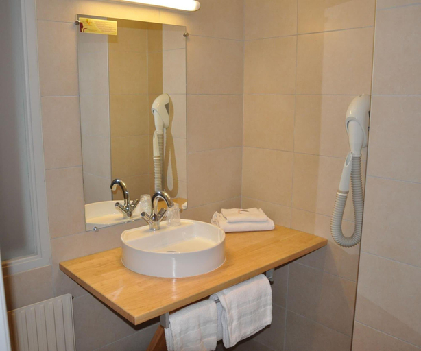 Bathroom 4, Citotel Le Clos Du Pontic, Finistère