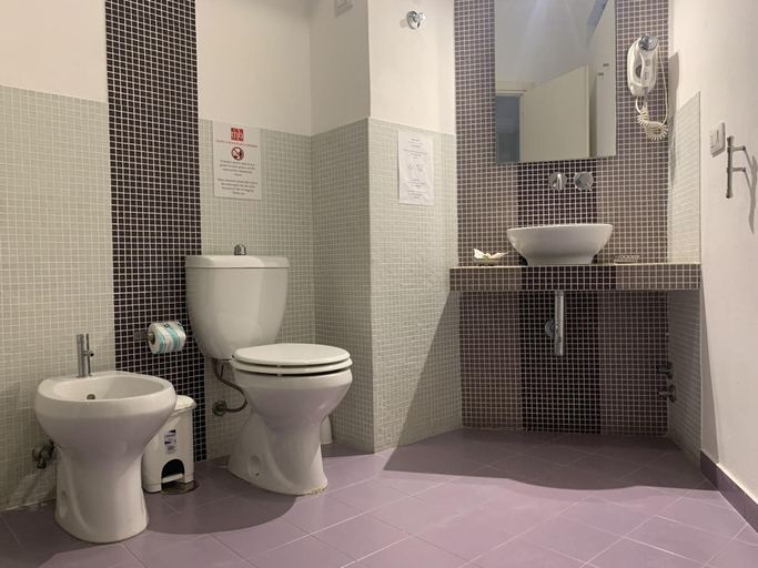 Bathroom 5, Hotel Mastrarua, Syracuse