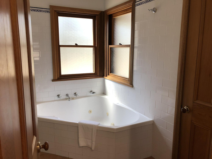 Bathroom 4, Bay & Bush Cottages, Jervis Bay, Shoalhaven - Pt B