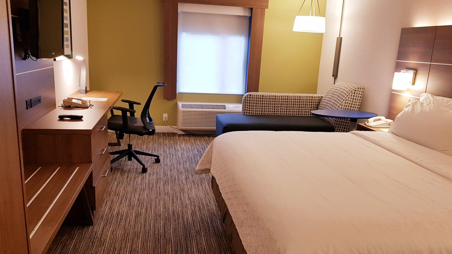 Bedroom 4, Holiday Inn Express & Suites SURREY by IHG, Greater Vancouver