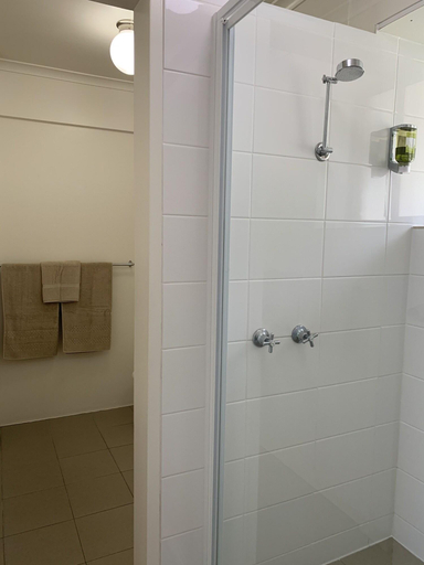 Bathroom 4, Adina Place Motel Apartments, Launceston - Pt B