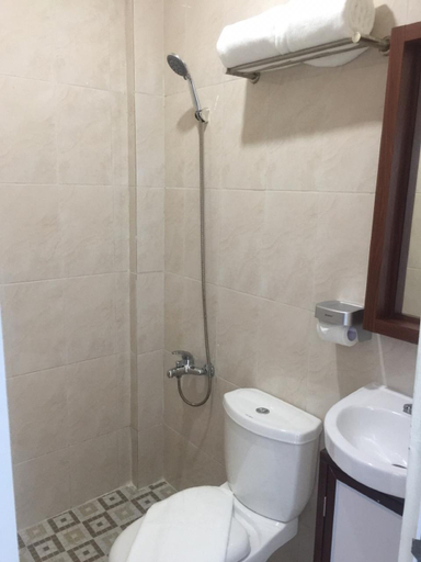 Bathroom 5, Ondos Hotel, Batam