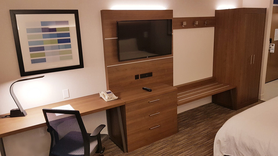 Bedroom 5, Holiday Inn Express & Suites SURREY by IHG, Greater Vancouver
