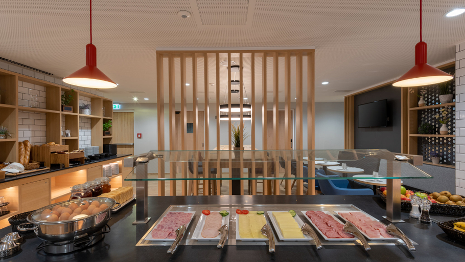 Food & Drinks 5, Holiday Inn Express HAMBURG SOUTH A7/AS42 by IHG, Harburg