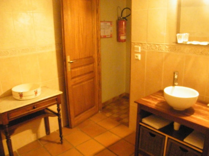 Bathroom 4, Logis Hotel l'Esquielle, Gard