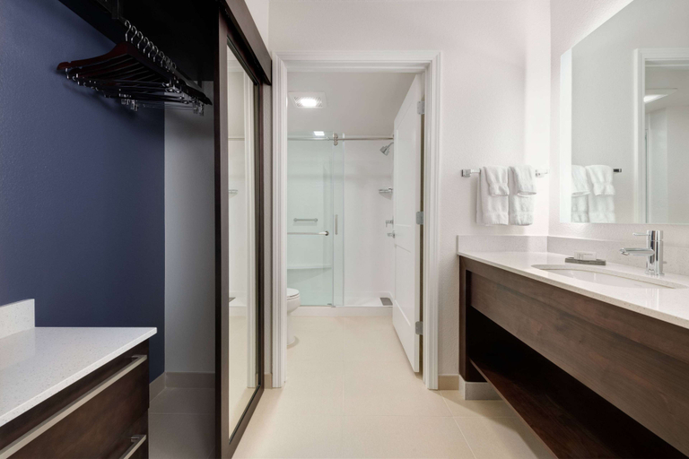 Bathroom 4, Sonesta ES Suites Atlanta North Point Mall Alphare, Fulton
