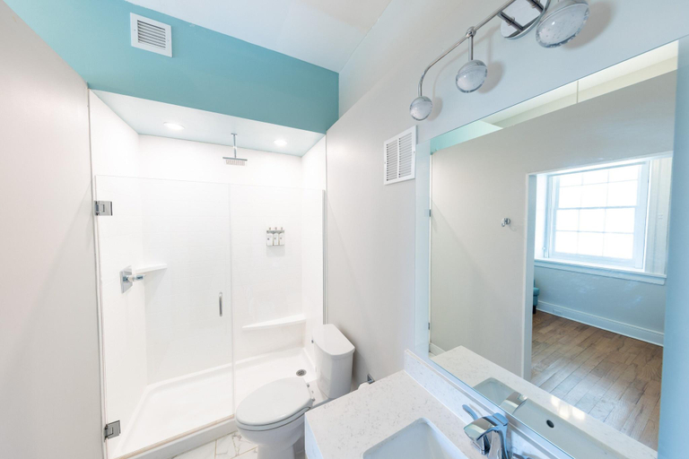 Bathroom 4, The Blackburn Inn and Conference Center, Staunton