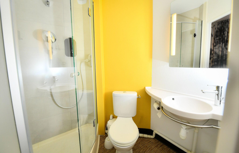 Bathroom 5, B&B HOTEL Dijon Centre, Côte-d'Or