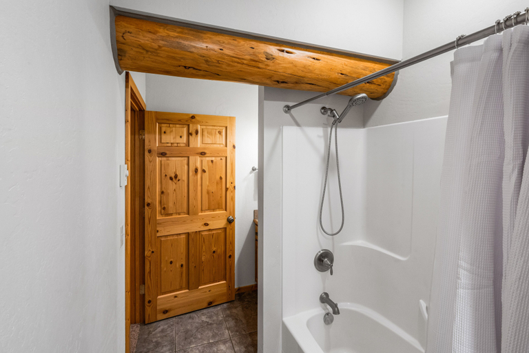 Bathroom 3, Kings Cabin, Gallatin