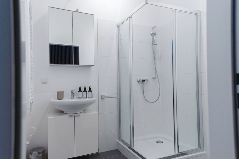 Bathroom 2, Danube Apartments, Wien