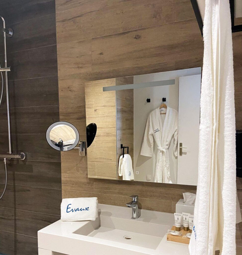 Bathroom 5, Le Grand Hôtel, The Originals Relais, Creuse