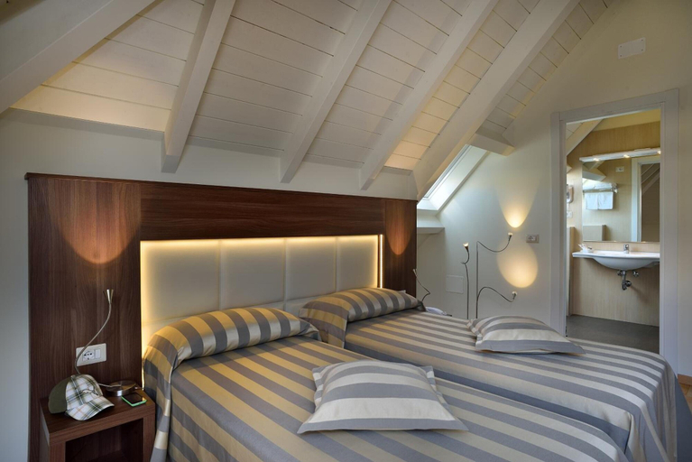Bedroom 4, Hotel Astor, Bologna