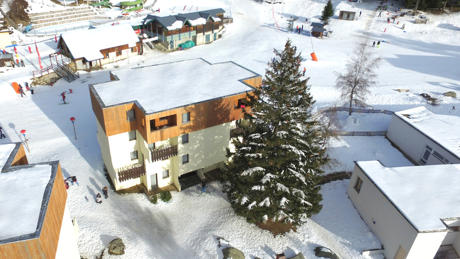 Exterior & Views