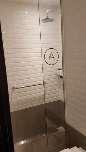 Bathroom 5, Aerotel London Heathrow, London