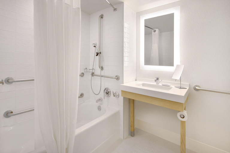Bathroom 4, Delta Hotels Daytona Beach Oceanfront, Volusia