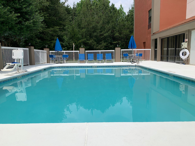 Sport & Beauty 2, Holiday Inn Express HILLSBOROUGH (DURHAM AREA) by IHG, Orange