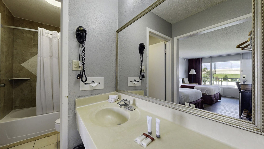 Bathroom 5, Days Inn by Wyndham Orlando Downtown, Orange
