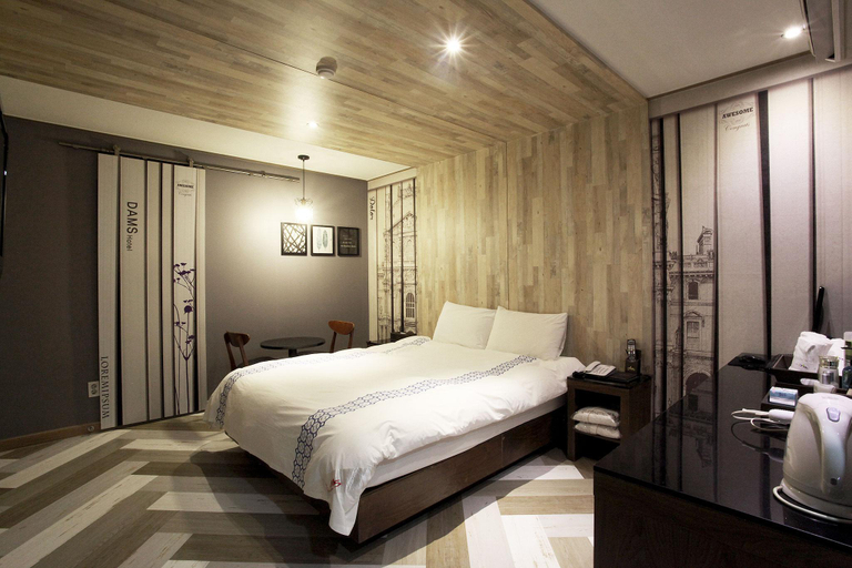 Bedroom 2, Mia Dams, Gangbuk