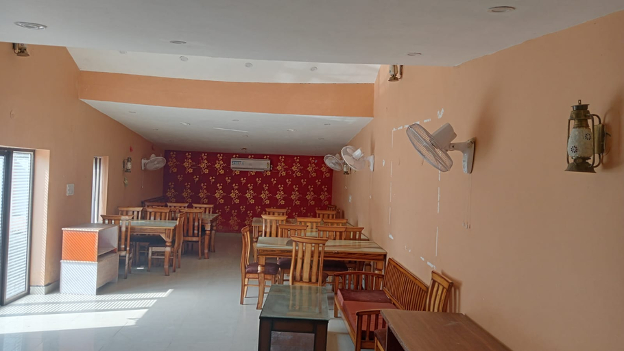 Food & Drinks 4, Apna Niwas, Una