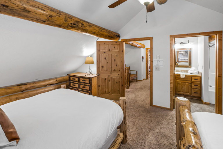 Bedroom 2, Kings Cabin, Gallatin