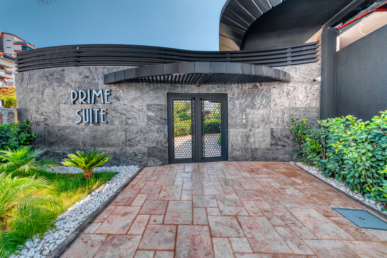 Exterior & Views