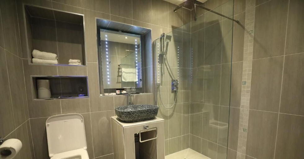 Bathroom 5, The Old Hall Hotel, Coventry
