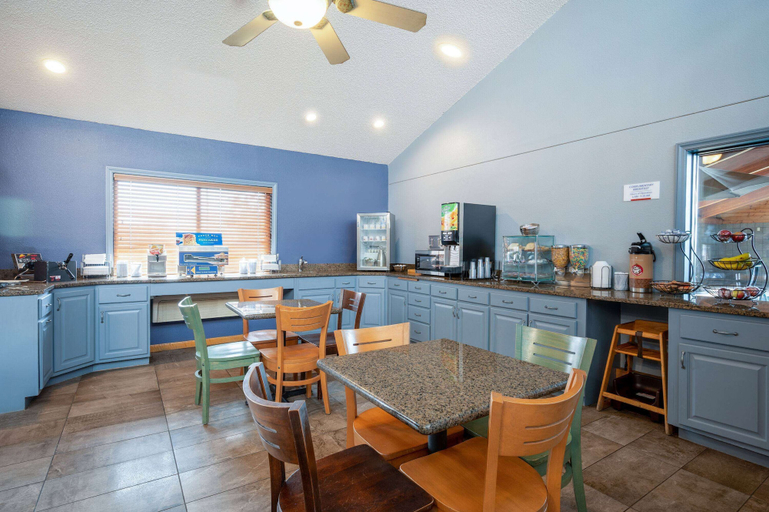 Food & Drinks 5, AmericInn by Wyndham Eau Claire, Eau Claire