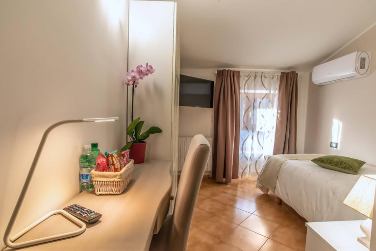 Bedroom 3, Plaza Rooms Ciampino, Rome