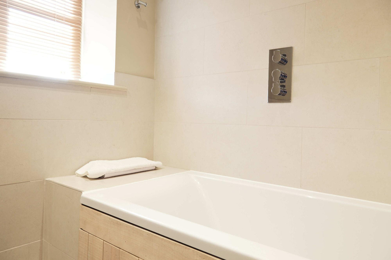Bathroom 4, Barley Mow, Lancashire