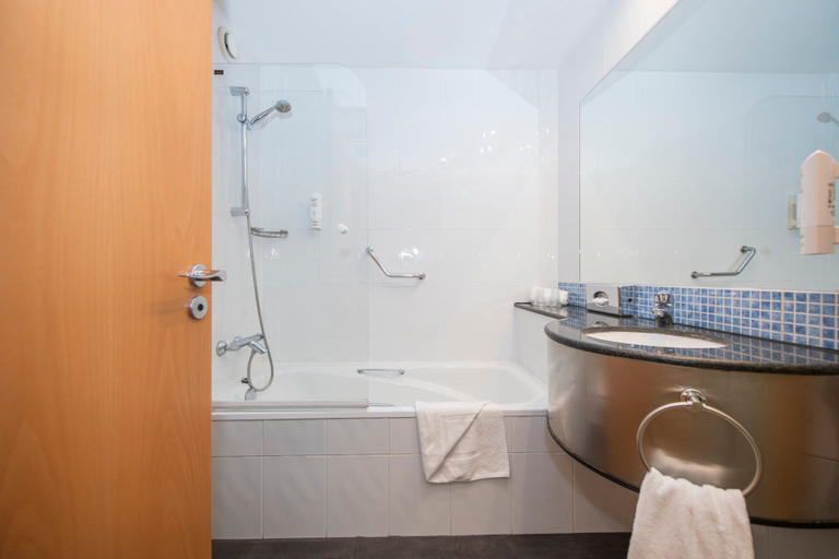 Bathroom 4, Holiday Inn Express BARCELONA - MOLINS DE REI by IHG, Barcelona