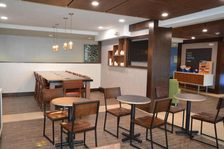 Food & Drinks 3, Holiday Inn Express & Suites CARYVILLE by IHG, Campbell