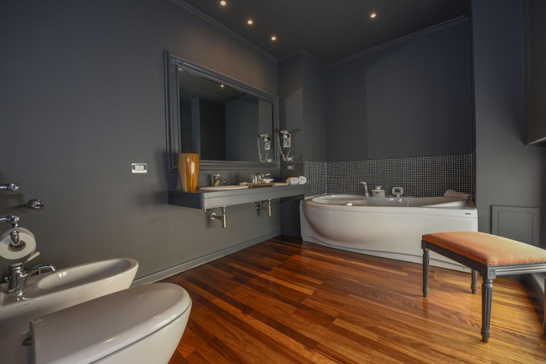 Bathroom 4, The Tuscanian Hotel, Lucca
