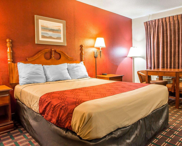 Bedroom 3, Rodeway Inn, Fulton