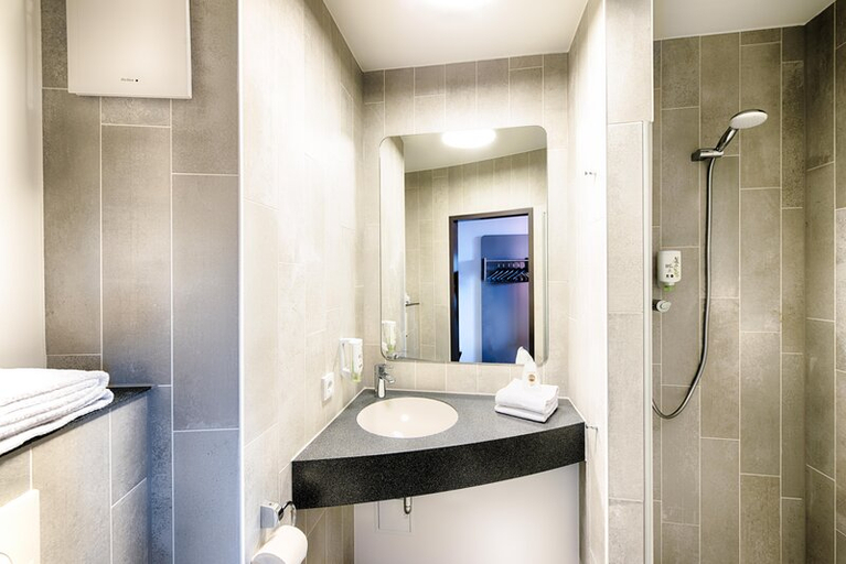 Bathroom 5, B&B Hotel Dessau, Dessau-Roßlau