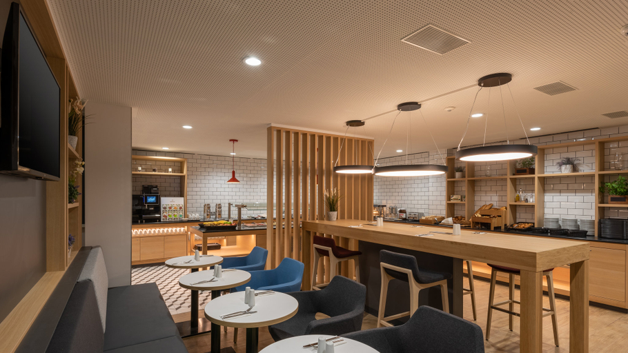 Food & Drinks 5, Holiday Inn Express HAMBURG SOUTH A7/AS42 by IHG, Harburg