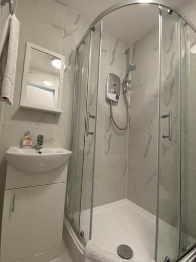 Bathroom 5, Citymax Aldgate Studios, London